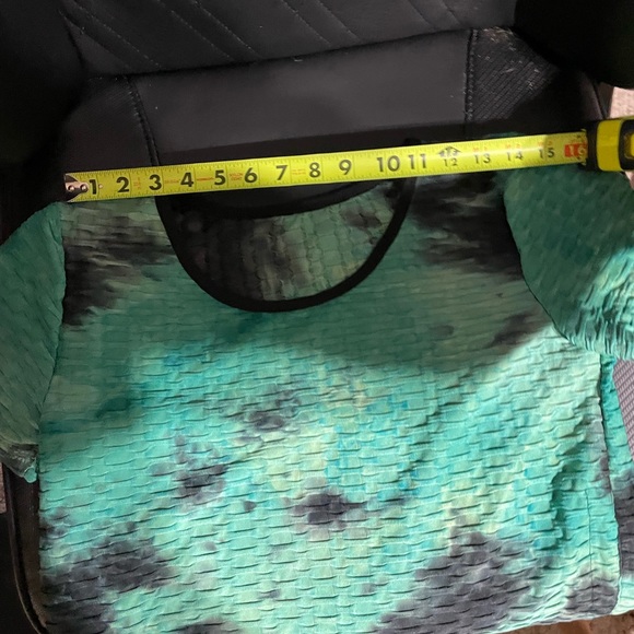 Woman’s yoga workout set TikTok shorts with matching top size L/XL green/black - Picture 5 of 6